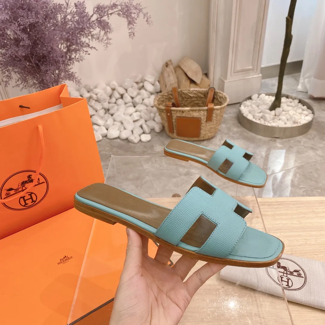👟👟Ex-factory price 300👟👟 Genuine leather sole +40 🦄Hermès "Palm Print" has added new color sandals, "Year-round shipment" with three-dimensional concave and convex feeling on the classic "H" upper... It is a must-have item in your wardrobe, and it is magically versatile in this summer! This model fully demonstrates the classic Hermès style "palm print". Classic calfskin material ~ imported sheepskin. Lining 🐎Size: 34~42. Heel height ② type: low heel 1.5cm. Medium heel 4.5cm. Genuine leather sole +40 rubber sole.